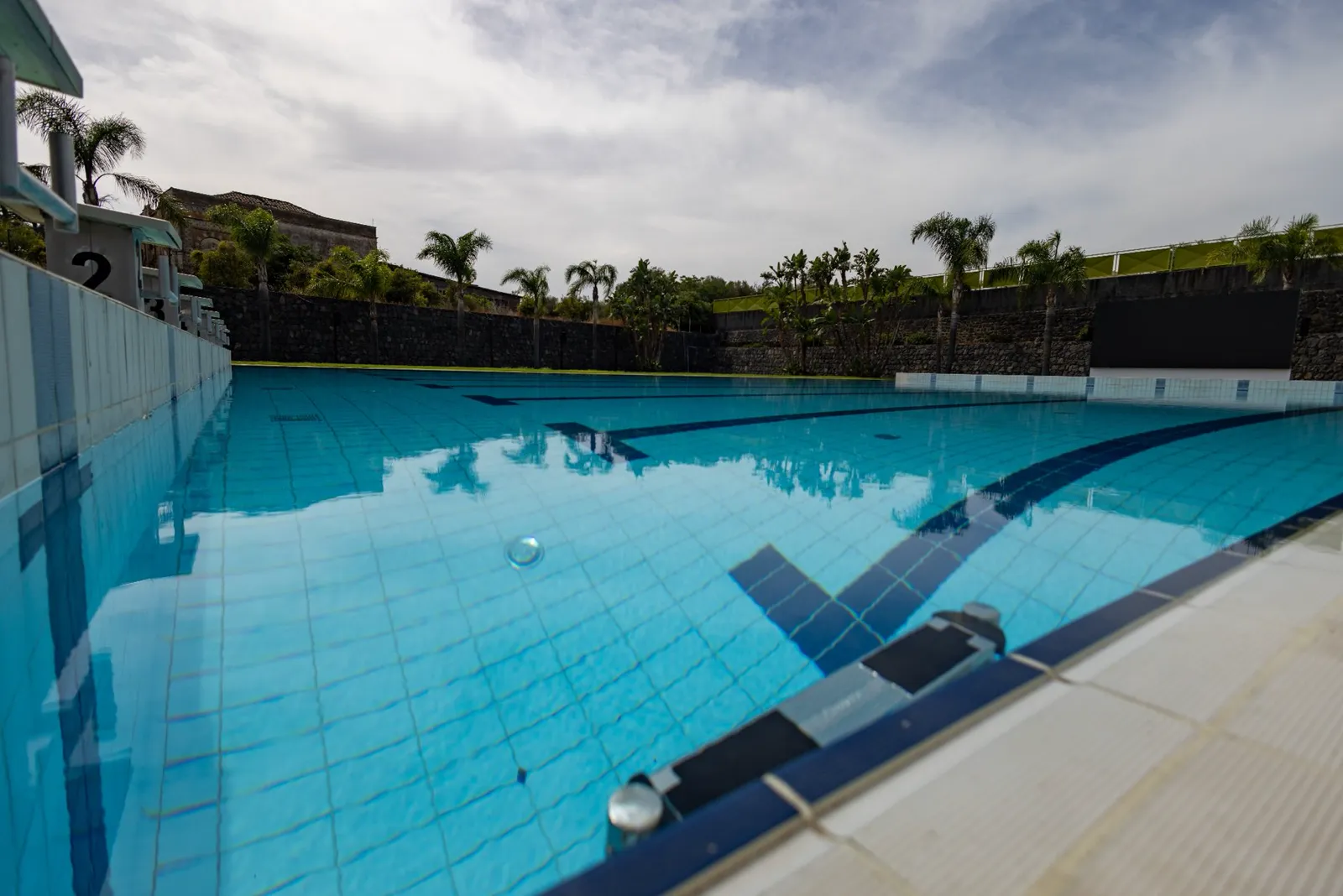 Piscine extérieure semi-olympique