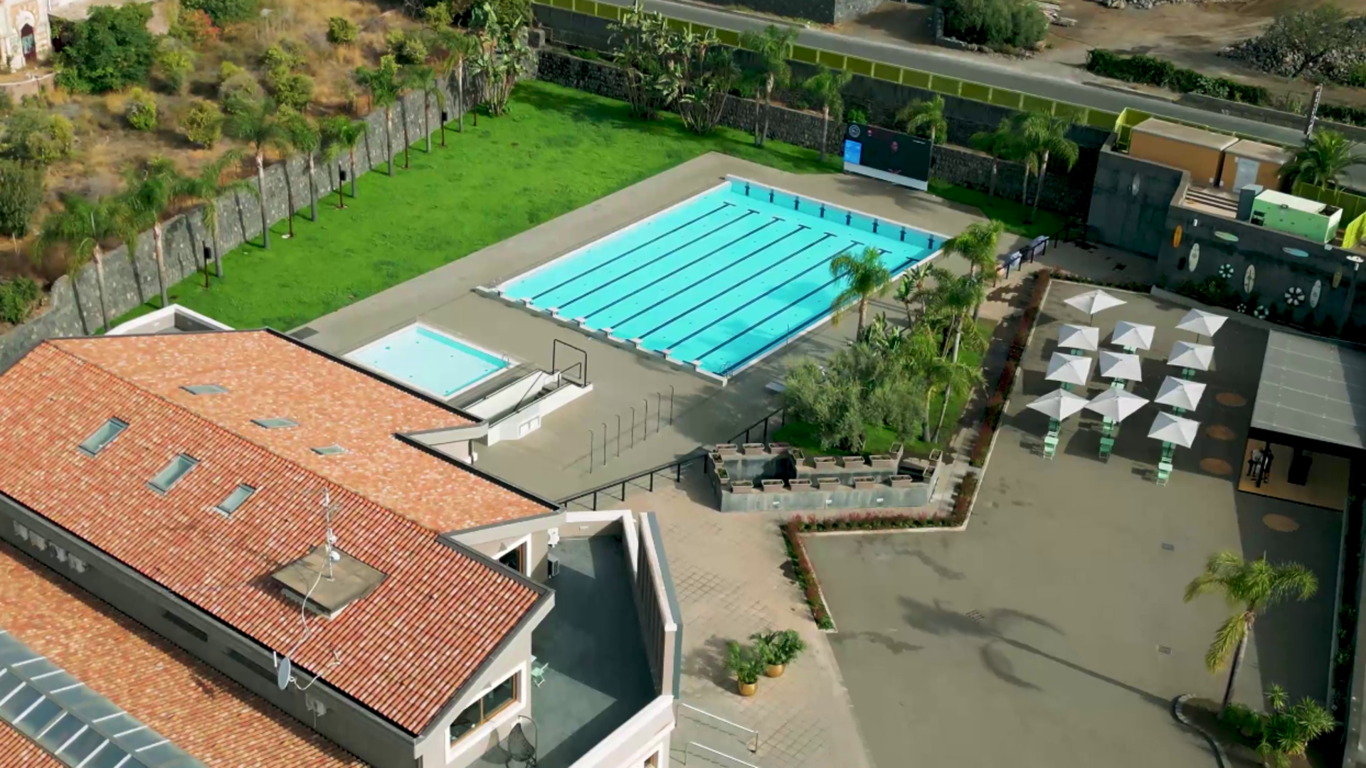 Vue aérienne des piscines extérieures avec le bassin enfants au premier plan