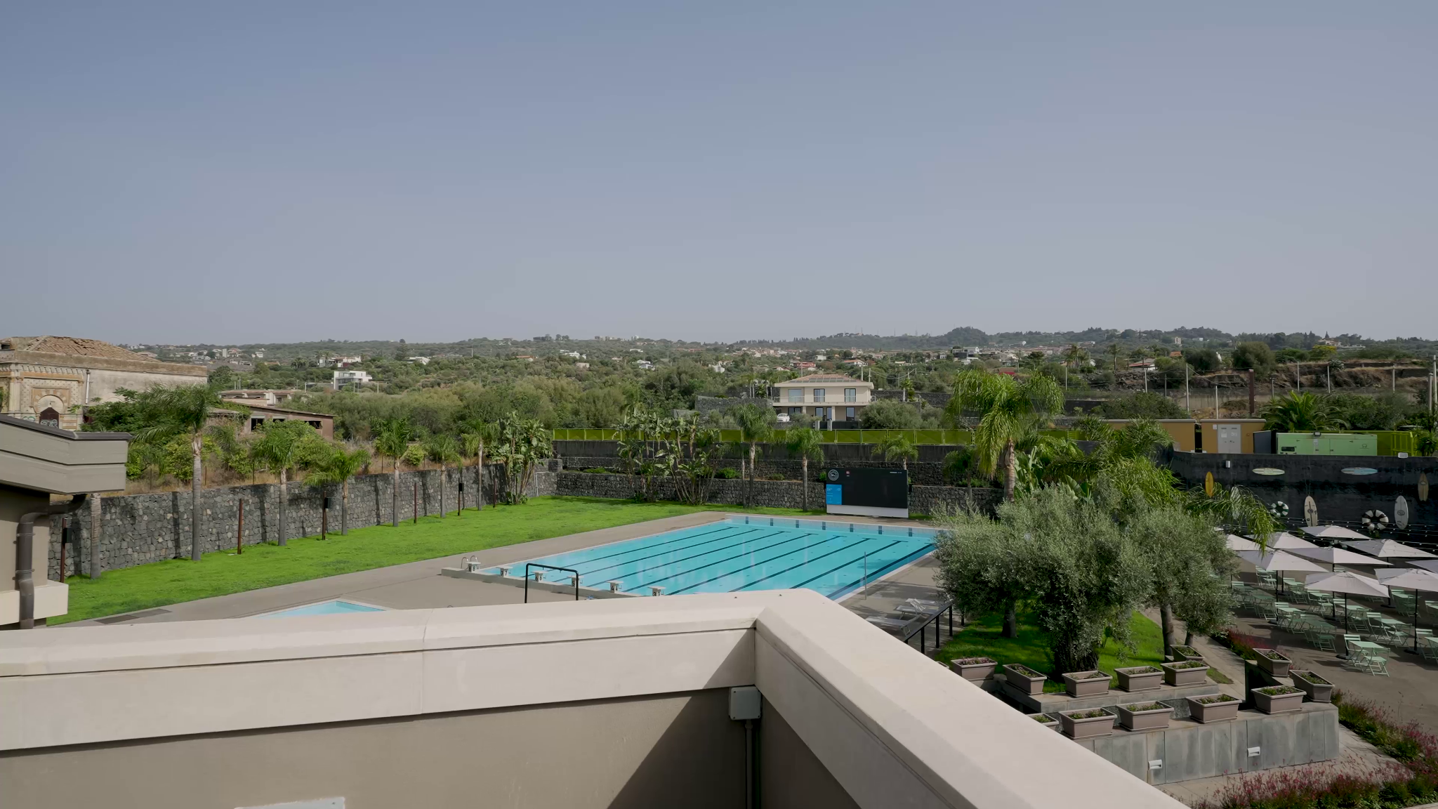 Vue extérieure de la propriété et de la piscine